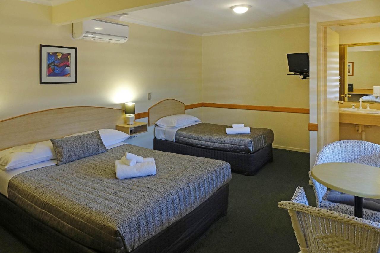 Warwick Vines Motel Exterior photo